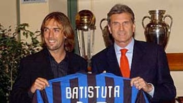 <b>MUY ILUSIONADO CON SU NUEVO EQUIPO. </B>Batistuta junto al vicepresidente del Inter, Giacinto Facchetti, en la presentación del delantero.