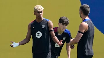 Los jugadores del FC Barcelona Lamine Yamal y Ferran Torres durante un entrenamiento del equipo azulgrana