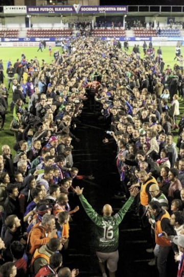 Aficionados y jugadores del Éibar celebran su ascenso a Primera División