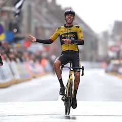 El Jumbo vuela bajo la lluvia de la Gante-Wevelgem con Van Aert y Laporte