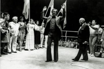 En 1973 el boxeo rindió homenaje a Pedro Carrasco. Bajo la mirada atenta de su entonces novia Rocío Jurado en el ring (en la foto portando la bandera española), Pedro Carrasco era homenajeado a principios de 1973 después de disputar y ganar su último combate el 1 de diciembre de 1972 en el Palacio de los Deportes ante el estadounidense Beau Jaynes. Pedro Carrasco se había iniciado en el boxeo en Brasil y llegó a España pasando antes por Italia. El onubense se proclamó campeón de Europa de los pesos ligeros por primera vez en 1967 y llegó a retener el título en cinco ocasiones consecutivas. 
En 1971 abandonó el Europeo para disputar el Mundial, título que conquistó ante Mando Ramos ese mismo año.
