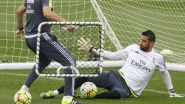 Casilla podría debutar mañana por una sobrecarga de Keylor