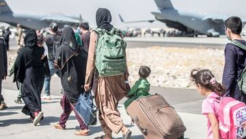 Afganos, saliendo de su país