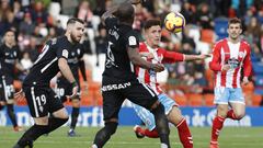 Jugadores del Sporting y Lugo durante el partido en el Anxo Carro. 