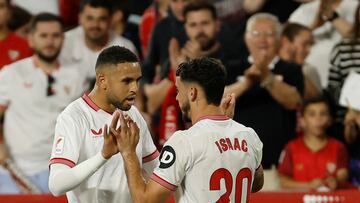 SEVILLA, 22/04/2024.- El delantero del Sevilla Isaac Romero (d) celebra con Youssef En-Nesyri (i) tras marcar el 2-0 ante el Mallorca, durante el partido de la jornada 32 de LaLiga que Sevilla FC y RCD Mallorca juegan este lunes en el estadio Sánchez-Pizjuán de Sevilla. EFE/ Julio Muñoz
