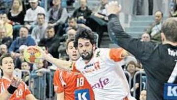 <b>ATASCO OFENSIVO. </b>Juanín García, en un ataque de la Selección española, a la que le costó mucho ver puerta ante los daneses.