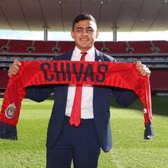 Firma Alexis Vega con Chivas y le piden goles