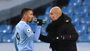 Gabriel Jes&uacute;s conversa con Guardiola. 