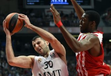 Bourousis con el balón ante Bryant Dunston.