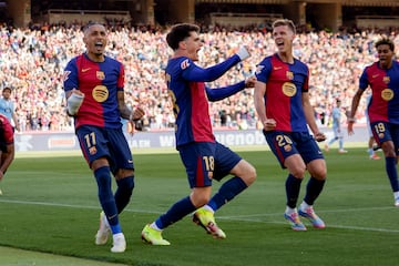 Los jugadores del FC Barcelona celebran el 4-3 de Raphinha al Real Madrid durante el partido de la jornada 35 en el Estadio Olmpico de Barcelona, el 11 de mayo de 2025. El encuentro termin 4-3.

 