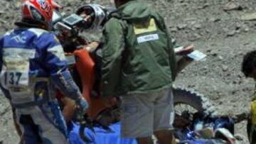 El piloto español Cristóbal Guerrero es atendido por los médicos tras su caída