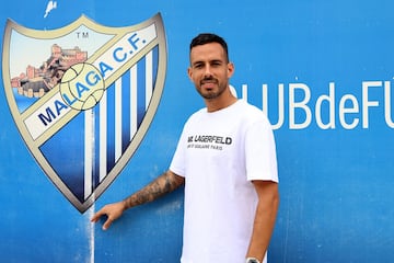 Manu Molina con el escudo del Málaga.