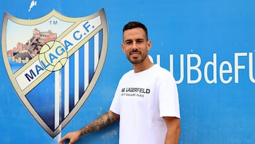 Manu Molina con el escudo del Málaga.