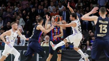 MADRID 26/01/2023.- El escolta del Real Madrid, Sergio Llull (d), disputa el balón con el alero serbio del Barcelona, Nikola Kalinic (c), durante el partido de la jornada 21 de la Euroliga que se disputa este jueves en el estadio Wizink Center de Madrid. EFE/ Juan Carlos Hidalgo