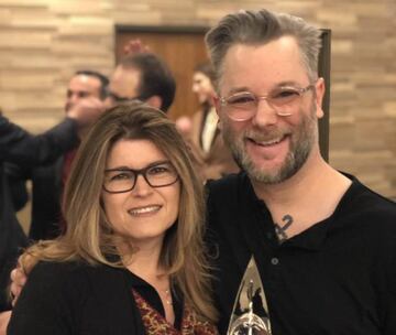 Shannon Studstill junto a Cory Barlog durante los DICE Awards 2019