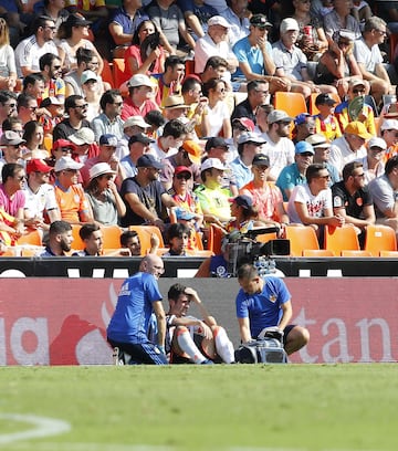 Gayá jugador del Valencia durante un partido contra el Betis, atendido por los médicos por un golpe de calor en 2016 