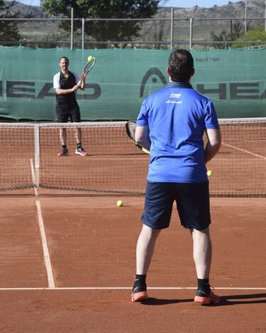 Dos aficionados, en una de las pistas de Equelite.