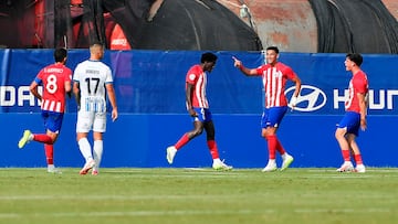 Los jugadores del Atlético B celebran el gol de Assane Ndiaye al Atlético Baleares.