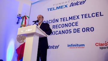 Carlos Slin entregó apoyos económicos a medallistas mexicanos
