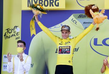 Van Aert, con el maillot amarillo (Jesús Rubio/AS)