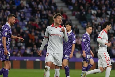 La camiseta está inspirada en la mítica temporada 1987/1988 de la SD Eibar, una campaña legendaria que culminó con el ansiado ascenso a la categoría de plata el 15 de mayo de 1988, firmando una de las páginas más emocionantes de la historia del club. Aquella etapa quedó marcada por el equipo dirigido por Alfonso Barasoain y por figuras como José Ignacio Garmendia, protagonista también de uno de los momentos más icónicos del club con su gol de portería a portería. El diseño recupera la esencia de aquel modelo histórico, con su característico cuello en pico pronunciado y solapa, reinterpretado con una mirada actual para reforzar el vínculo entre memoria, identidad armera y presente.