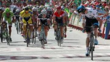 HACHAZO FINAL. Chris Froome (a la derecha) se gira para ver d&oacute;nde entran Alberto Contador y Alejandro Valverde, el l&iacute;der. Los jueces picaron dos segundos.
 