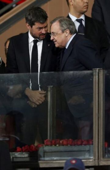 El presidente del Real Madrid Florentino Pérez y del San Lorenzo Matías Lammens (i) conversan al comienzo de la final del Mundial de Clubes que disputan en Marrakech, Marruecos.