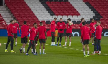 Los jugadores entrenaron por la tarde en Old Trafford.