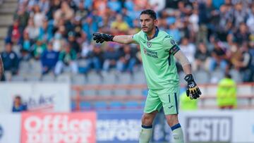 José de Jesús Corona durante un partido con Cruz Azul.