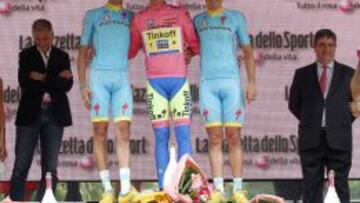 EL PODIO. Alberto Contador, en el caj&oacute;n con Fabio Aru y Mikel Landa, en presencia de Miguel Cardenal.
 