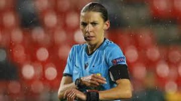 Stéphanie Frappart, árbitra francesa de 36 años, se convertirá mañana en la primera mujer de la historia en arbitrar un partido de la Champions League. La nacida en Herblay sigue rompiendo barreras y dirigirá el encuentro correspondiente a la jornada 4 de la fase de grupos entre Juventus y Dinamo de Kiev.