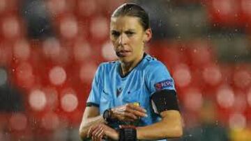 Stéphanie Frappart, árbitra francesa de 36 años, se convertirá mañana en la primera mujer de la historia en arbitrar un partido de la Champions League. La nacida en Herblay sigue rompiendo barreras y dirigirá el encuentro correspondiente a la jornada 4 de la fase de grupos entre Juventus y Dinamo de Kiev.