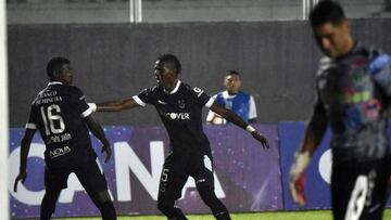 Jhon CIfuentes celebra su gol frente a Universidad Católica de Quito