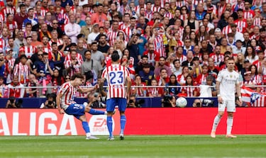 Julián Álvarez marca de lanzamiento de falta el 4-2 para el Atlético de Madrid. 