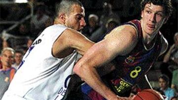 <b>GIGANTES.</b> Los pívots del Barça (Femerling) no encontraron oposición.