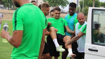 Samu De Los Reyes es retirado por sus compañeros tras fracturarse el tobillo en un entrenamiento.