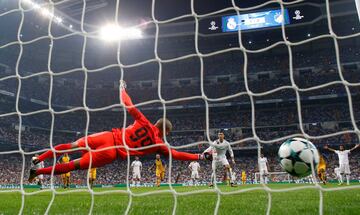 Soccer Football - Champions League - Real Madrid vs Apoel Nicosia - Santiago Bernabeu Stadium, Madrid, Spain - September 13, 2017 Real Madrid’s Cristiano Ronaldo scores their second goal from a penalty