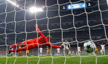 Soccer Football - Champions League - Real Madrid vs Apoel Nicosia - Santiago Bernabeu Stadium, Madrid, Spain - September 13, 2017   Real Madrid’s Cristiano Ronaldo scores their second goal from a penalty      