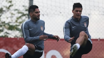 Monaco's Colombian forward Radamel Falcao (L) and Monaco's Argentinian forward Guido Carrillo (R) take part in a training session at the "Louis II Stadium" in Monaco on November 1, 2016, on the eve of the UEFA Champions League football match AS Monaco vs CSKA Moscow. / AFP / VALERY HACHE (Photo credit should read VALERY HACHE/AFP via Getty Images)