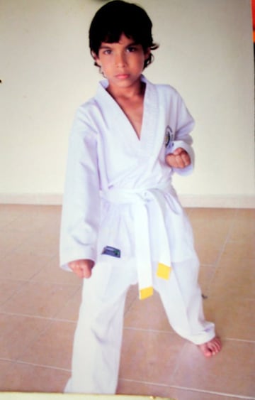 De pequeño, Lainez posó con su indumentaria de karate. Siempre habilidoso con los pies