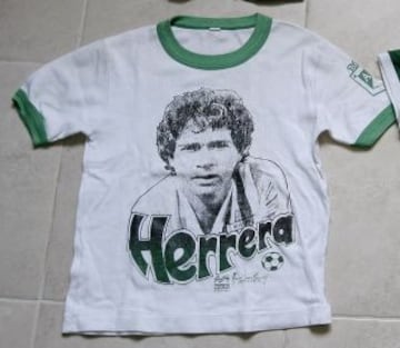 Felipe tiene una colección de más de 600 camisetas de Atlético Nacional. Entre sus tesoros más preciados están algunas que usó el defensor central Andrés Escobar.