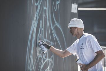 Durante todo el fin de semana hay exhibiciones de Graffiti. Varios artistas, especialmente locales y también internacionales, crean obras de arte en directo frente al Gran Hotel Bahía de Vigo. Aquí, el mítico Kapi iniciando la suya con sprays de Montana Colors. 