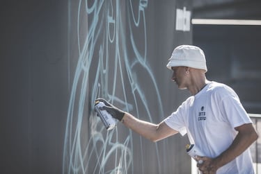 Durante todo el fin de semana hay exhibiciones de Graffiti. Varios artistas, especialmente locales y también internacionales, crean obras de arte en directo frente al Gran Hotel Bahía de Vigo. Aquí, el mítico Kapi iniciando la suya con sprays de Montana Colors. 