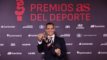 Álex Palou, tetracampeón de la Indycar y vencedor de las 500 Millas de Indianápolis, posa con el Premio AS del Deporte.