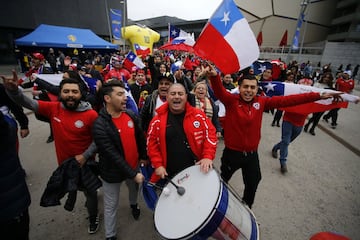 La Marea Roja conformada por la colonia chilena en Suecia, llegó en masa hasta el Friends Arena de Estocolmo para apoyar a La Roja.