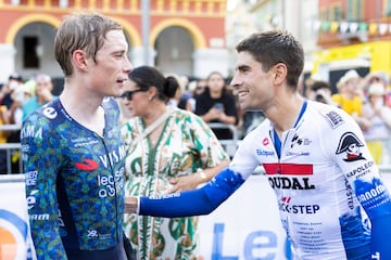 Vingegaard y Mikel Landa se saludan durante la etapa de hoy. 
 