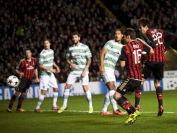 El jugador del AC Milán Kaka (d) anota contra el Celtic Glasgow durante su partido de la Liga de Campeones de la UEFA en el Celtic Park en Glasgow (Reino Unido).