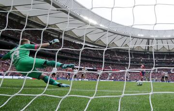 El jugador del Atlético de Madrid, Diego Costa, marca de penalti el 1-0 al Valencia. 