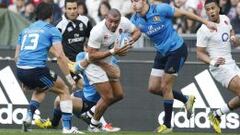 Los jugadores de Italia tratan de frenar a Jonathan Joseph durante el Italia - Inglaterra del Torneo VI Naciones.