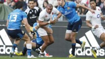 Los jugadores de Italia tratan de frenar a Jonathan Joseph durante el Italia - Inglaterra del Torneo VI Naciones.